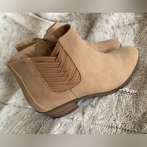 Torrid, size 8WW, tan ankle booties